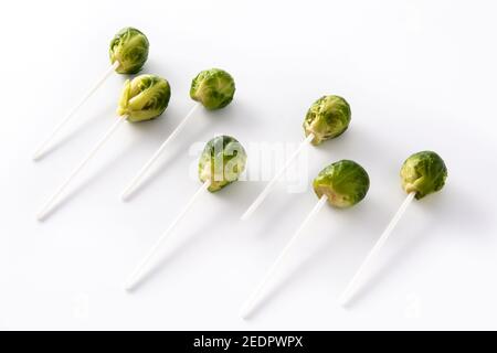 Set brussel Sprossen mit Lollipop Sticks auf weißem Hintergrund Stockfoto