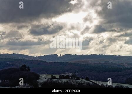 Ein Blick auf die Surrey Hills mit Leith Hill Tower am Horizont, Surrey England UK Stockfoto