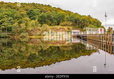 Die Anlegestelle in schöner symmetrischer Spiegelung am Ullswater See Stockfoto