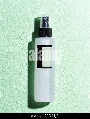 Kosmetische Spray Flasche Beauty Toner auf grean Hintergrund Stockfoto