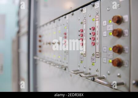 Nahaufnahme der Tasten und Schalter Bedienfeld des Kernkraftwerks. Stockfoto