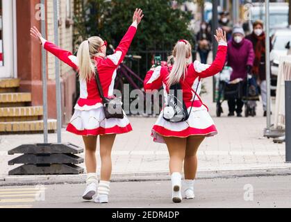 Dpatop - 15. Februar 2021, Rheinland-Pfalz, Mainz: Zwei Gardenschweine wandern mit Helaugruß durch die Innenstadt. Die Parade wird wegen Corona abgesagt. Rosenmontag gilt als "höchster Feiertag" in der Landeshauptstadt, an dem die meisten Mainzer normalerweise einen Tag frei haben. In diesem Jahr sind jedoch beispielsweise Büros, Kindertagesstätten und Supermärkte geöffnet und somit haben die Mitarbeiter einen normalen Arbeitstag. Foto: Andreas Arnold/dpa Stockfoto