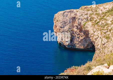 Blaue Grotte in Malta. Boot mit Touristen. Natural Arch Fenster in Rock. Stockfoto
