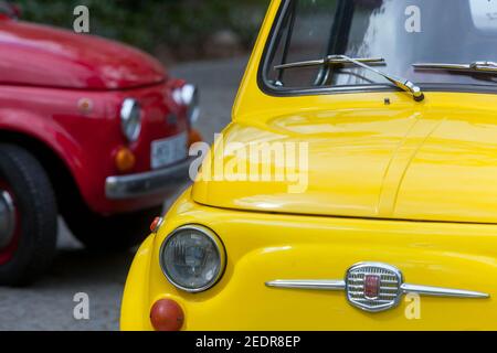 Fiat 500 F gelbes Auto Stockfoto