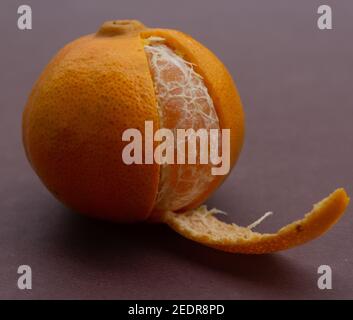 Teilweise geschälte brasilianische frische Mandarine Stockfoto