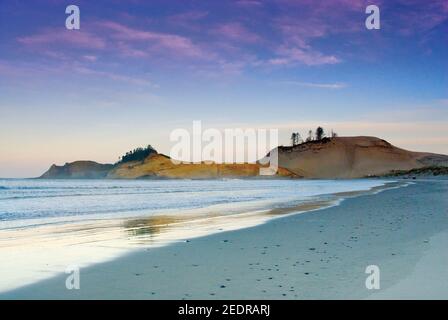 Cape Kiwanda an der Three Capes Scenic Route bei Sonnenaufgang, nahe Oceanside, Oregon, USA Stockfoto