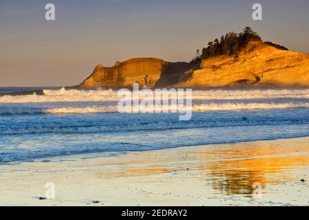 Cape Kiwanda an der Three Capes Scenic Route bei Sonnenaufgang, nahe Oceanside, Oregon, USA Stockfoto