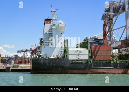 AUCKLAND, NEUSEELAND - 11. Feb 2021: Blick auf das Nefeli-Containerschiff in den Häfen von Auckland Stockfoto