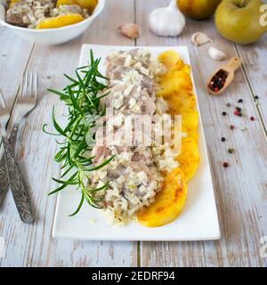 Schweinefilet mit Thymian und karamellisierten Äpfeln. Stockfoto