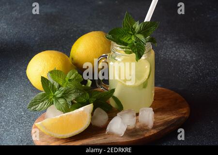 Limonade oder Mojito-Cocktail mit Zitrone und Minze, sommerliches kühles Erfrischungsgetränk oder Getränk mit Eis