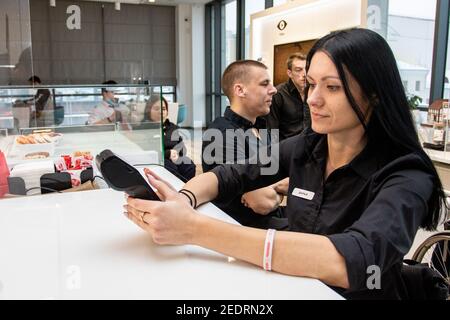 MINSK, WEISSRUSSLAND - Januar 2021: Invalidität Inklusion Team in einem inklusiven Café. Ein einzigartiges Projekt, ein inklusives Café. Ein Ort, an dem alle Mitarbeiter behindert sind. Wird von einer Person mit Down-Syndrom verwaltet. Alle Baristas sind deaktiviert. Stockfoto