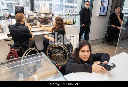 MINSK, WEISSRUSSLAND - Januar 2021: Invalidität Inklusion Team in einem inklusiven Café. Ein einzigartiges Projekt, ein inklusives Café. Ein Ort, an dem alle Mitarbeiter behindert sind. Wird von einer Person mit Down-Syndrom verwaltet. Alle Baristas sind deaktiviert. Stockfoto