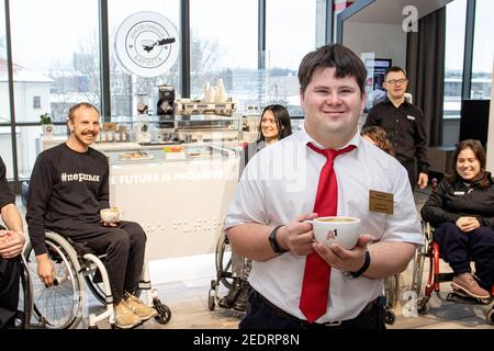 MINSK, WEISSRUSSLAND - Januar 2021: Invalidität Inklusion Team in einem inklusiven Café. Ein einzigartiges Projekt, ein inklusives Café. Ein Ort, an dem alle Mitarbeiter behindert sind. Wird von einer Person mit Down-Syndrom verwaltet. Alle Baristas sind deaktiviert. Stockfoto