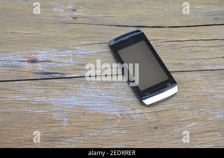 Telefon, Black Dual-Chip vintage Handy auf gealterten Tisch mit Kopieplatz, Brasilien, Südamerika Stockfoto