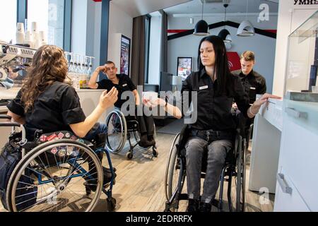 MINSK, WEISSRUSSLAND - Januar 2021: Invalidität Inklusion Team in einem inklusiven Café. Ein einzigartiges Projekt, ein inklusives Café. Ein Ort, an dem alle Mitarbeiter behindert sind. Wird von einer Person mit Down-Syndrom verwaltet. Alle Baristas sind deaktiviert. Stockfoto