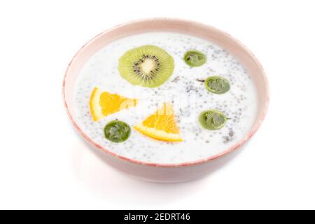 Joghurt mit Kiwi, Stachelbeere, Chia in Keramikschale isoliert auf weißem Hintergrund. Seitenansicht, Nahaufnahme. Stockfoto