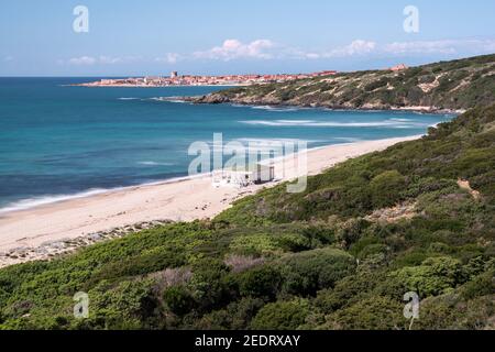 Blick auf den Strand von Li Feruli an einem sonnigen Tag Stockfoto