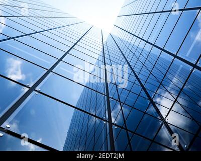 Wolkenkratzer. Moderner Wolkenkratzer mit Blick auf den niedrigen Winkel. 3dnrendering Abbildung Stockfoto