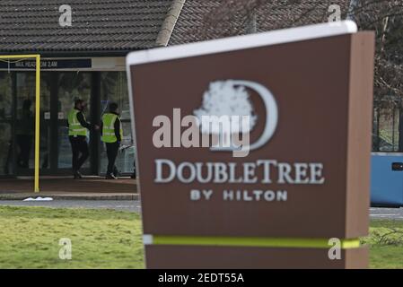 Das DoubleTree by Hilton Hotel Edinburgh Airport, das zur Quarantäne von Passagieren genutzt wird, da Reisende, die auf internationalen Flügen direkt nach Schottland fliegen, sich 10 Tage lang in einem Quarantänezimmer selbst isolieren müssen. Bilddatum: Montag, 15. Februar 2021. Stockfoto