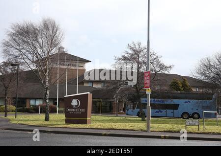 Das DoubleTree by Hilton Hotel Edinburgh Airport, das zur Quarantäne von Passagieren genutzt wird, da Reisende, die auf internationalen Flügen direkt nach Schottland fliegen, sich 10 Tage lang in einem Quarantänezimmer selbst isolieren müssen. Bilddatum: Montag, 15. Februar 2021. Stockfoto