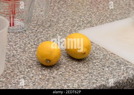 Altmodische Granma'sOma Rezept für die Küche hausgemachte Sevilla Orangenmarmelade Voller köstlicher ätherischer Öle Citrusy-Tangy mit benötigten Zitronen Stockfoto