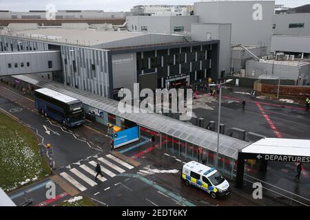 Flughafen Edinburgh am ersten Tag, an dem Reisende, die auf internationalen Flügen direkt nach Schottland fliegen, sich 10 Tage lang in einem Quarantänezimmer selbst isolieren müssen. Bilddatum: Montag, 15. Februar 2021. Stockfoto