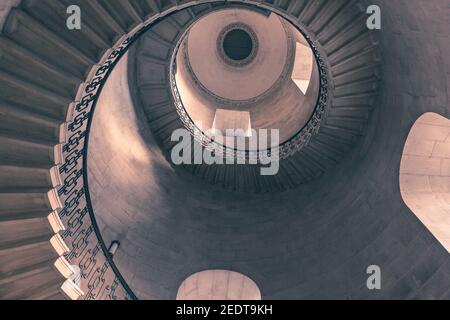 Die Dean's Staircase, St Paul's Cathedral, sehen Sie die Wendeltreppe hinauf, die in den Harry Potter Filmen, London, Großbritannien, als das Treppenhaus der Weissagung berühmt wurde Stockfoto