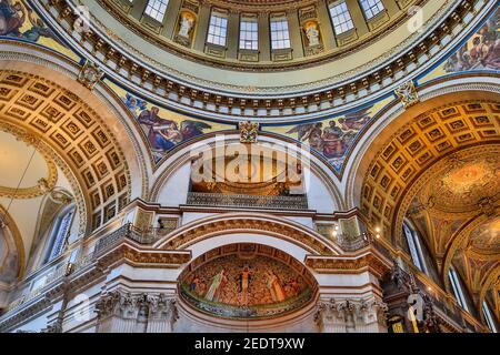 St. Paul's Cathedral Innenraum, Blick bis zu bemalten Deckenschnitzereien und vergoldeten Dekorationen der inneren Kuppel, London, England Stockfoto