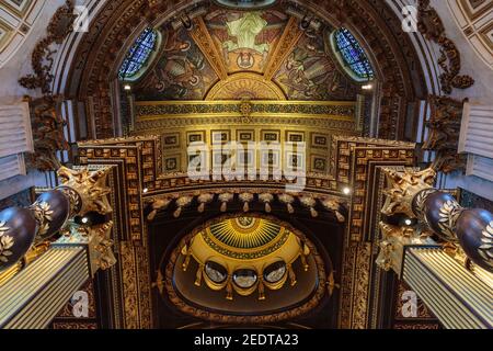 Die St Paul's Kathedrale, bis zu den Wandgemälden, Skulpturen und vergoldeten Dekorationen der Decke über dem Hochaltar, London UK Stockfoto