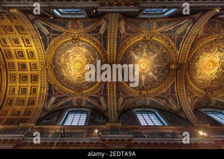 Die Quire Decke, St. Paul's Cathedral Innenraum, Blick bis zu den Wandmalereien, Schnitzereien und vergoldeten Dekorationen, London, England, Großbritannien Stockfoto