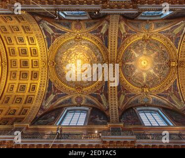 Die Quire Decke, St. Paul's Cathedral Innenraum, Blick bis zu den Wandmalereien, Schnitzereien und vergoldeten Dekorationen, London, England, Großbritannien Stockfoto