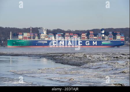 DEUTSCHLAND, Hamburg, Elbe, Containerschiff angetrieben durch LNG Flüssig Erdgas / DEUTSCHLAND, Hamburg, Fluß Elbe, Containerschiff LOUVRE der Reederei CMA CGM mit LNG Flüssig Erdgas Antrieb, Flüssigerdgas als Kraftstoff zum Antrieb von Schiffen als eine Möglichkeit emissionsärmerer Schifffahrt Stockfoto