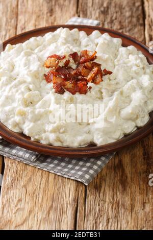 Bryndzowe halusky das Nationalgericht der Slowakei in der Platte auf dem Tisch zu vernässen. Vertikal Stockfoto