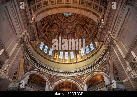 St. Paul's Cathedral Innenraum, Blick bis zur Decke Wandgemälde, Gemälde, Mosaiken, nd vergoldeten Dekorationen, innere Kuppel, London, England Stockfoto