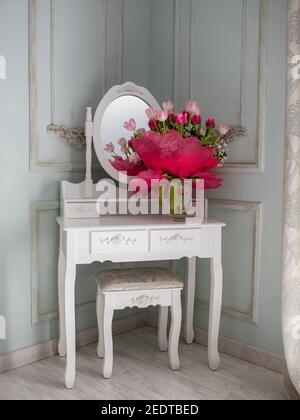 Blumenstrauß auf einem schönen Vintage-Tisch. Stockfoto
