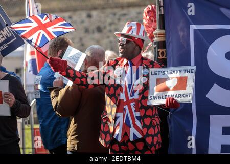 Für Brexit-Kampagne Demonstranten, darunter der Aktivist Joseph Afrane (m) bei einem "Save Brexit"-Urlaub bedeutet Austritt-Kundgebung in Westminster, London Stockfoto