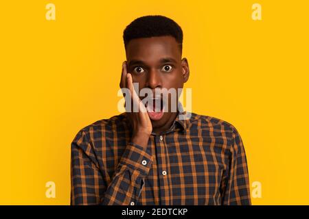 Unglaublich. Portraif Schockiert Young Black Man Berühren Gesicht Mit Aufregung Stockfoto