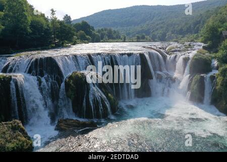 Erstaunlicher Wasserfall von Strbacki Buk am Fluss Una in Bosnien Und Herzegowina Stockfoto