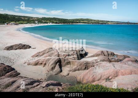 Ein Blick über den Strand von La Marinedda an einem sonnigen Tag, außerhalb der Saison. Stockfoto