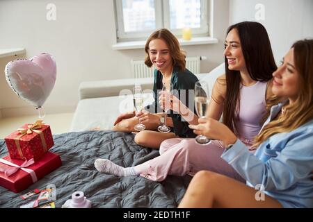 Drei reizende Frauen genießen ihre Hauptparty Stockfoto