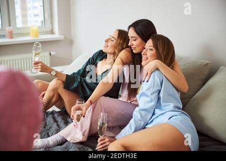 Freundinnen mit Sektflöten genießen ihre Freizeit Stockfoto