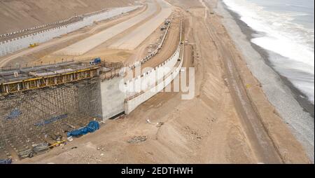 Lima, Peru - 06. Oktober 2019: Luftaufnahme des Baus der Autobahn Costa Verde, San Miguel Bezirk, Straße am Strand. Stockfoto