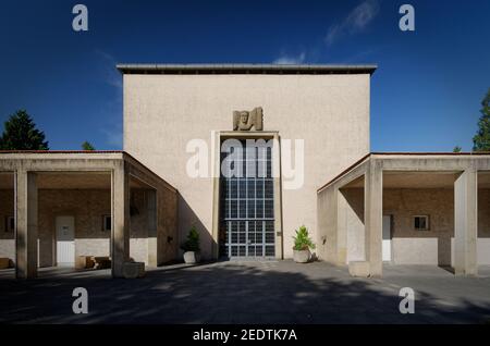 Köln, Deutschland - 31. August 2015: Historische Trauerhalle und Krematorium auf dem kölner Westfriedhof Stockfoto