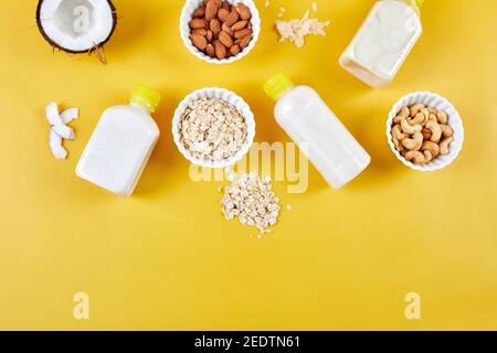 Alternative Arten von veganen Milch in Flaschen auf einem gelben Hintergrund Stockfoto