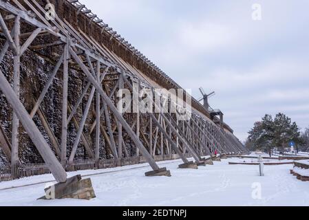 13. Februar 2021, Sachsen-Anhalt, Schönebeck: Das Graduiertenhaus in Schönebeck-Salzelmen im Winter. Durch einen speziellen Verdunstungsprozess wird die Luft in unmittelbarer Nähe der 320 Meter langen und 17 Meter hohen Graduierungsarbeiten stark mit Mineralien angereichert, um Atembeschwerden zu lindern. Salzelmen ist das älteste Solebadertal Deutschlands. Foto: Stephan Schulz/dpa-Zentralbild/ZB Stockfoto