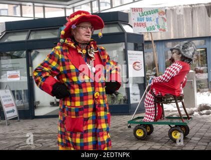 Unna, Deutschland. Februar 2021, 15th. Karnevalist Helmut Scherer tanzt in seiner wohl kleinsten Faschingsmontagsprozession der Welt vor dem Haupteingang des Christian Hospital Mitte, in dem sich auch ein Koronaschmierzentrum befindet. Damit keine Zuschauer am Straßenrand zuschauen, hat der 86-Jährige sein Solistenspektakel in diesem Jahr, ganz im Sinne von Corona, auf das Krankenhausgelände der Stadt verlegt. Quelle: Bernd Thissen/dpa/Alamy Live News Stockfoto