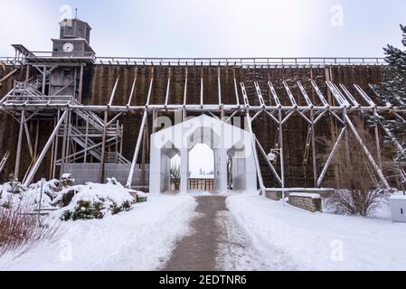 13. Februar 2021, Sachsen-Anhalt, Schönebeck: Das Graduiertenhaus in Schönebeck-Salzelmen im Winter. Durch einen speziellen Verdunstungsprozess wird die Luft in unmittelbarer Nähe der 320 Meter langen und 17 Meter hohen Graduierungsarbeiten stark mit Mineralien angereichert, um Atembeschwerden zu lindern. Salzelmen ist das älteste Solebadertal Deutschlands. Foto: Stephan Schulz/dpa-Zentralbild/ZB Stockfoto