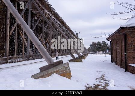 13. Februar 2021, Sachsen-Anhalt, Schönebeck: Das Graduiertenhaus in Schönebeck-Salzelmen im Winter. Durch einen speziellen Verdunstungsprozess wird die Luft in unmittelbarer Nähe der 320 Meter langen und 17 Meter hohen Graduierungsarbeiten stark mit Mineralien angereichert, um Atembeschwerden zu lindern. Salzelmen ist das älteste Solebadertal Deutschlands. Foto: Stephan Schulz/dpa-Zentralbild/ZB Stockfoto