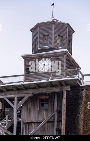 13. Februar 2021, Sachsen-Anhalt, Schönebeck: Blick auf den Uhrturm der Abschlussarbeiten Bad Salzelmen in Schönebeck (Sachsen-Anhalt). Durch einen speziellen Verdunstungsprozess wird die Luft in unmittelbarer Nähe des 320 Meter langen und 17 Meter hohen Gradierturms stark mit Mineralien angereichert, um Atembeschwerden zu lindern. Salzelmen ist das älteste Solebadertal Deutschlands. Foto: Stephan Schulz/dpa-Zentralbild/ZB Stockfoto