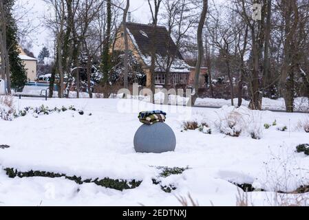 13. Februar 2021, Sachsen-Anhalt, Schönebeck: Wärmende Decken liegen auf einer Steinkugel im Kurpark der Abschlussarbeiten Schönebeck-Salzelmen. Foto: Stephan Schulz/dpa-Zentralbild/ZB Stockfoto